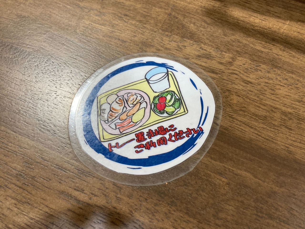 料理の近くにいくつかトレーを置く台をご用意しています。トレー置き場にご利用ください。